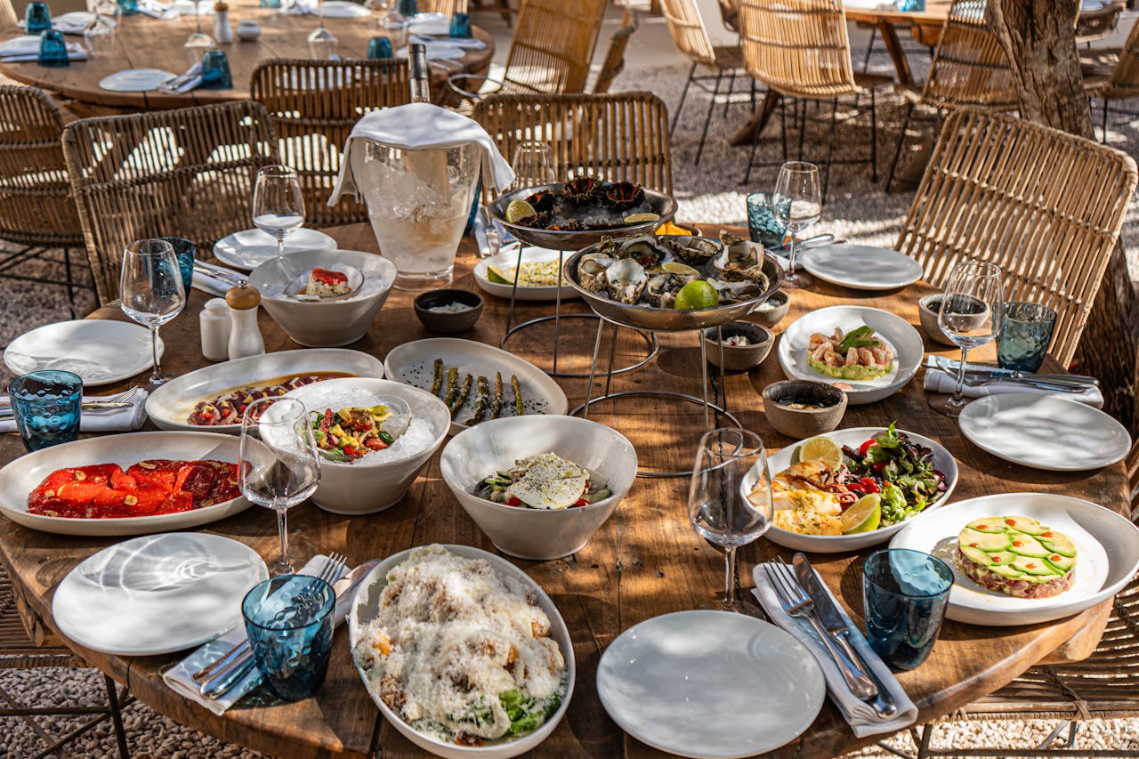 Luxurious outdoor table setting with diverse seafood and salads. Perfect for social gatherings.